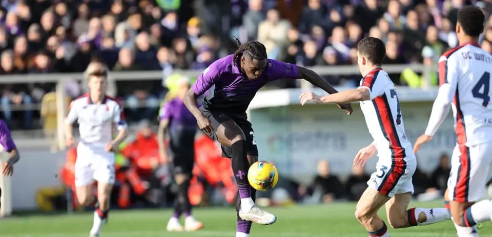 Un joueur de la Fiorentina dribble le ballon