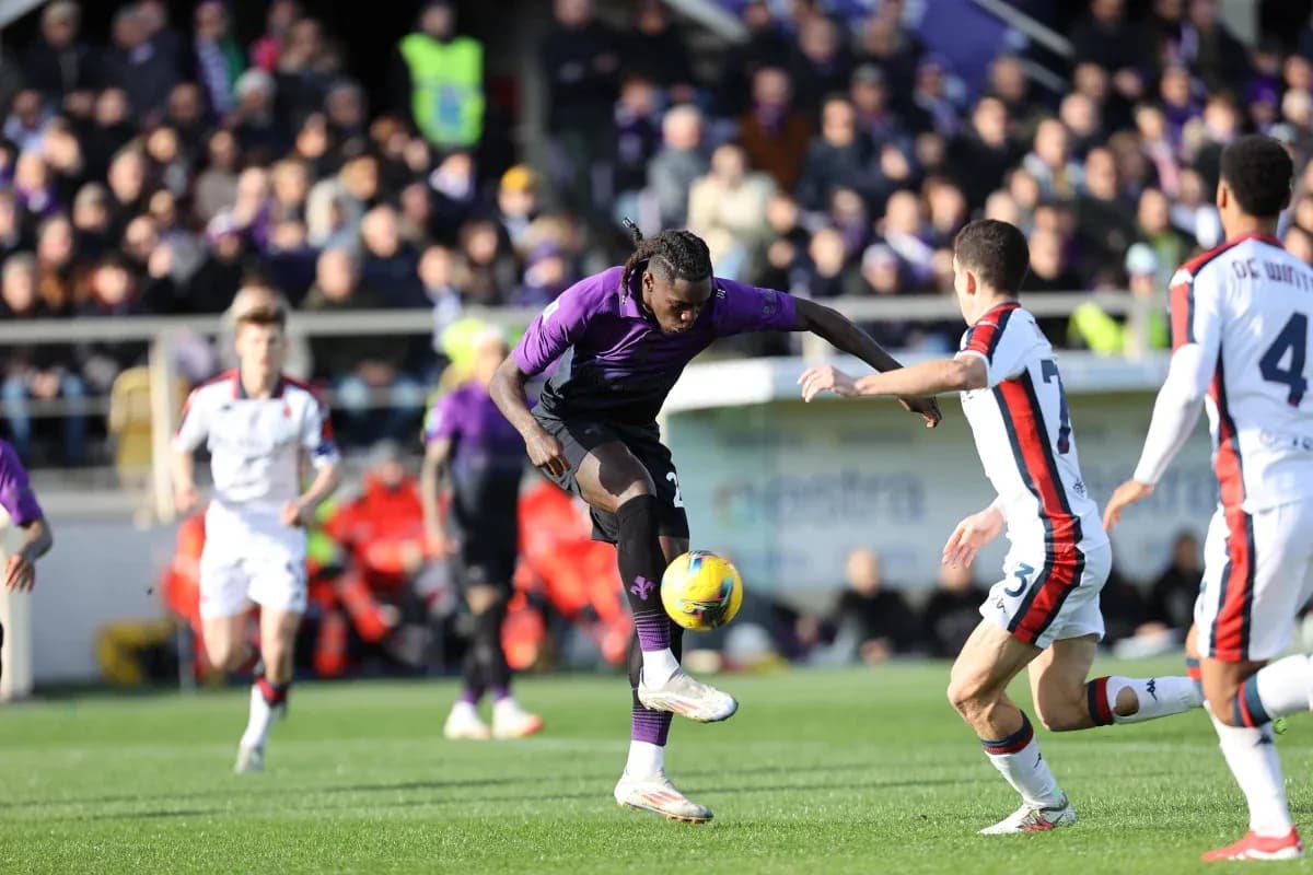 Un joueur de la Fiorentina dribble le ballon