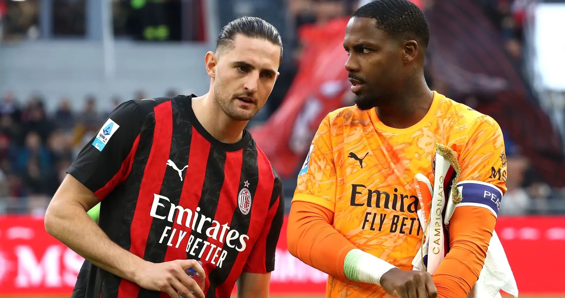 Deux joueurs discutant sur le terrain après le match