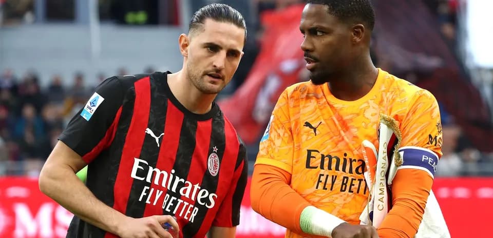Deux joueurs discutant sur le terrain après le match