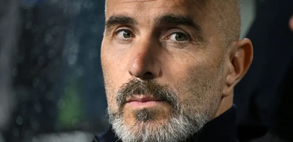 Homme avec barbe et cheveux gris en gros plan