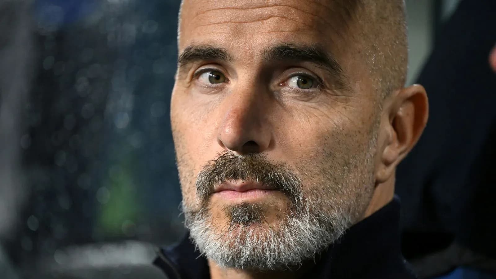 Homme avec barbe et cheveux gris en gros plan