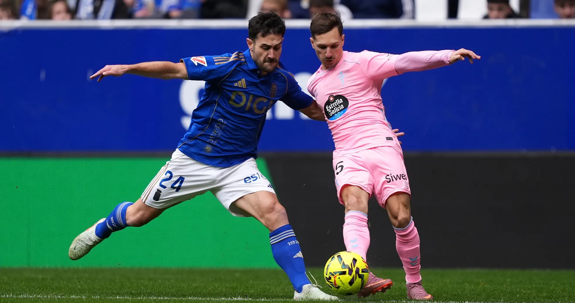 Deux joueurs se disputant le ballon lors du match