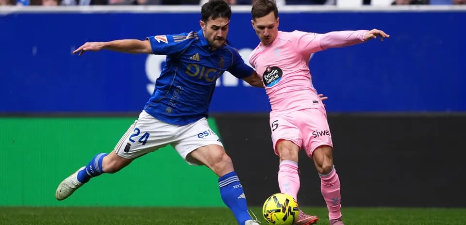 Deux joueurs se disputant le ballon lors du match