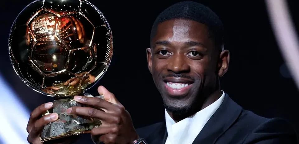 Joueur tenant le Ballon d'Or lors de la cérémonie