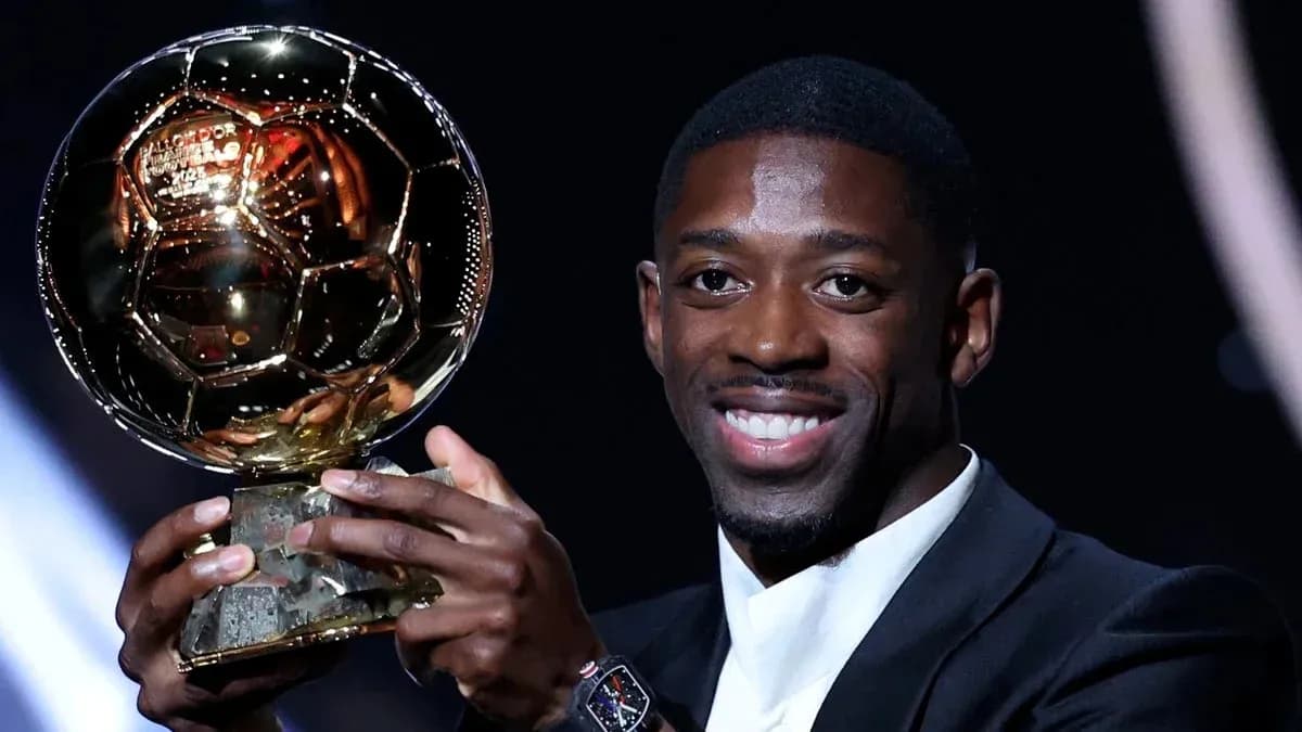 Joueur tenant le Ballon d'Or lors de la cérémonie