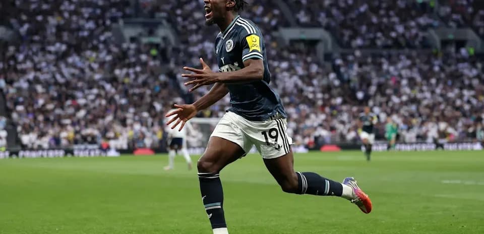 Joueur célébrant un but sur le terrain