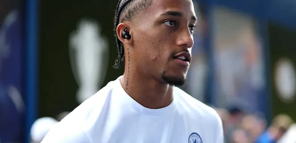Joueur portant un maillot de Chelsea à l'entrée du stade