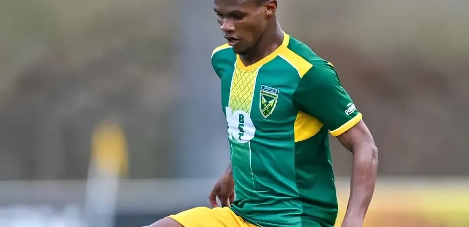 Joueur de football en action sur le terrain