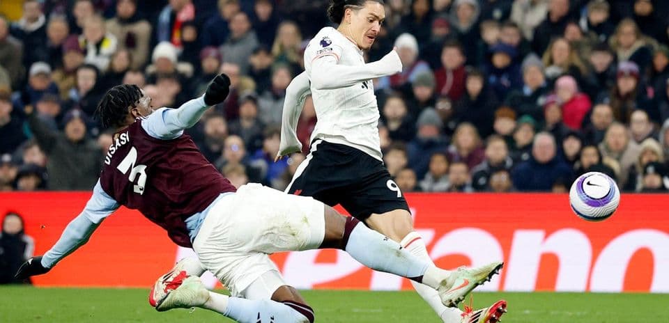 Un joueur de Liverpool dribble un défenseur d'Aston Villa