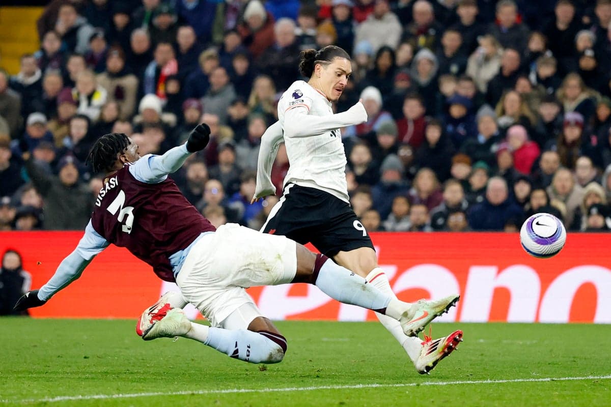 Un joueur de Liverpool dribble un défenseur d'Aston Villa