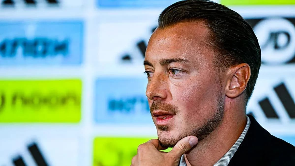 Homme parlant lors d'une conférence de presse