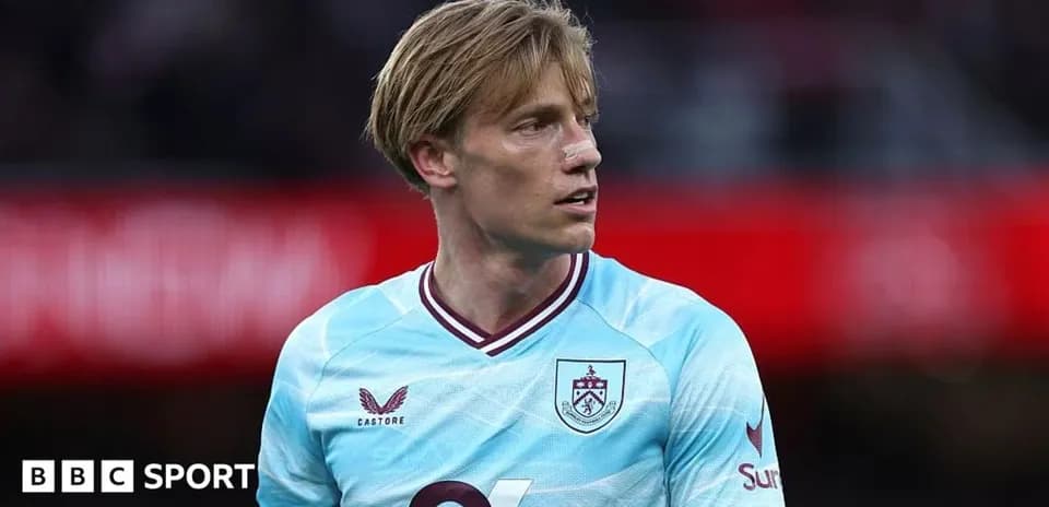 Joueur de Burnley portant un maillot bleu