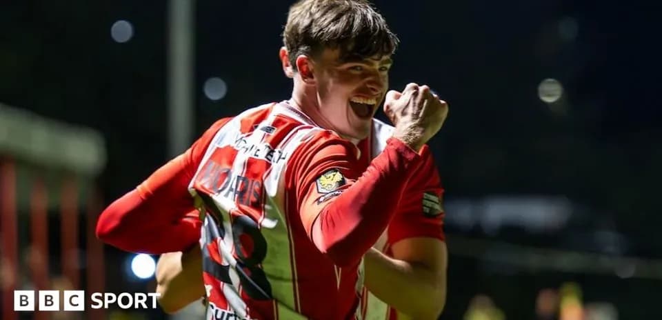 Joueur célébrant un but avec poing levé