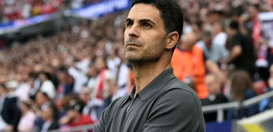 Entraîneur observant le match depuis la touche