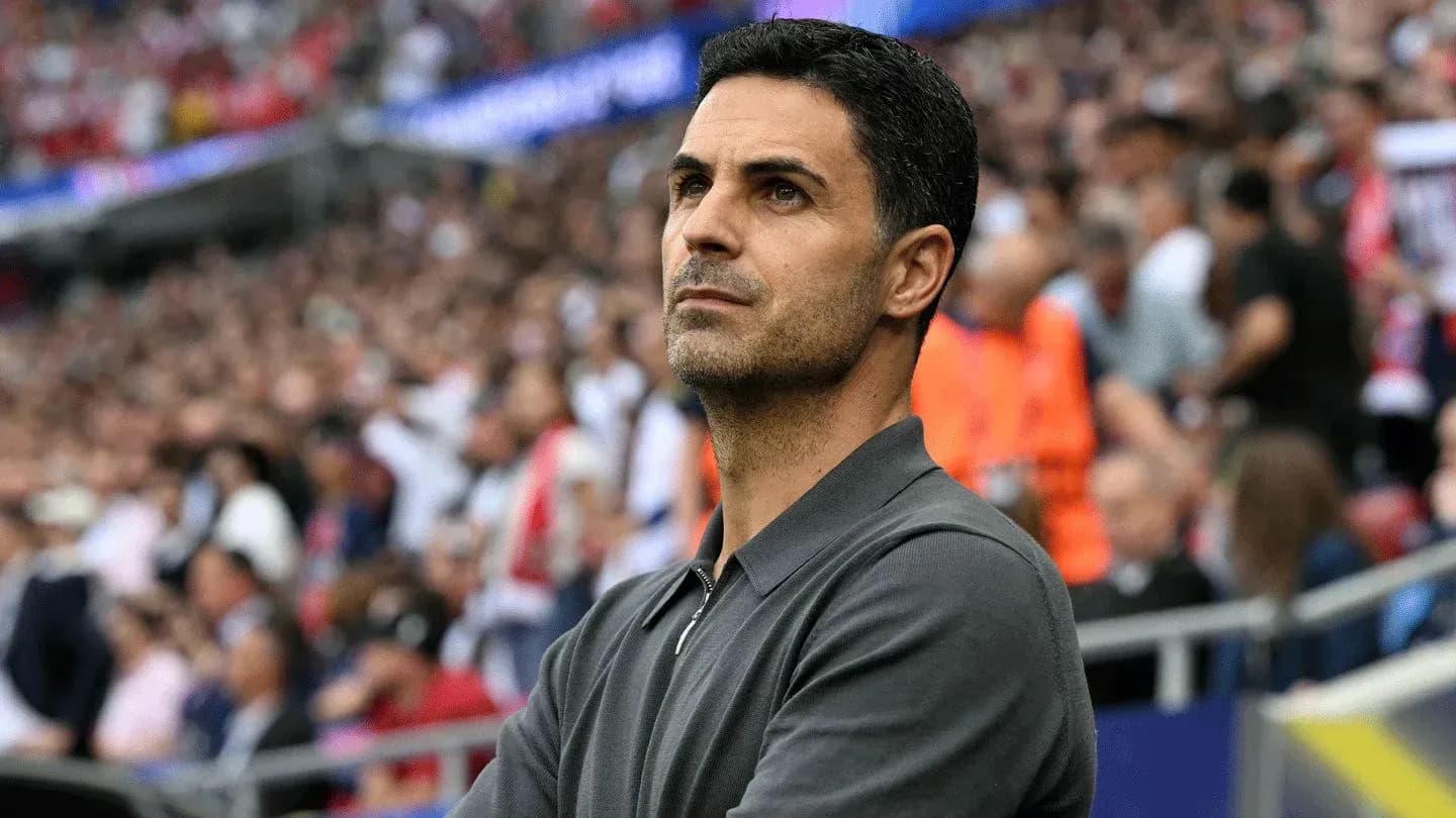 Entraîneur observant le match depuis la touche