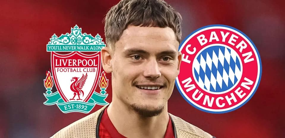 Joueur souriant avec logos de Liverpool et Bayern Munich