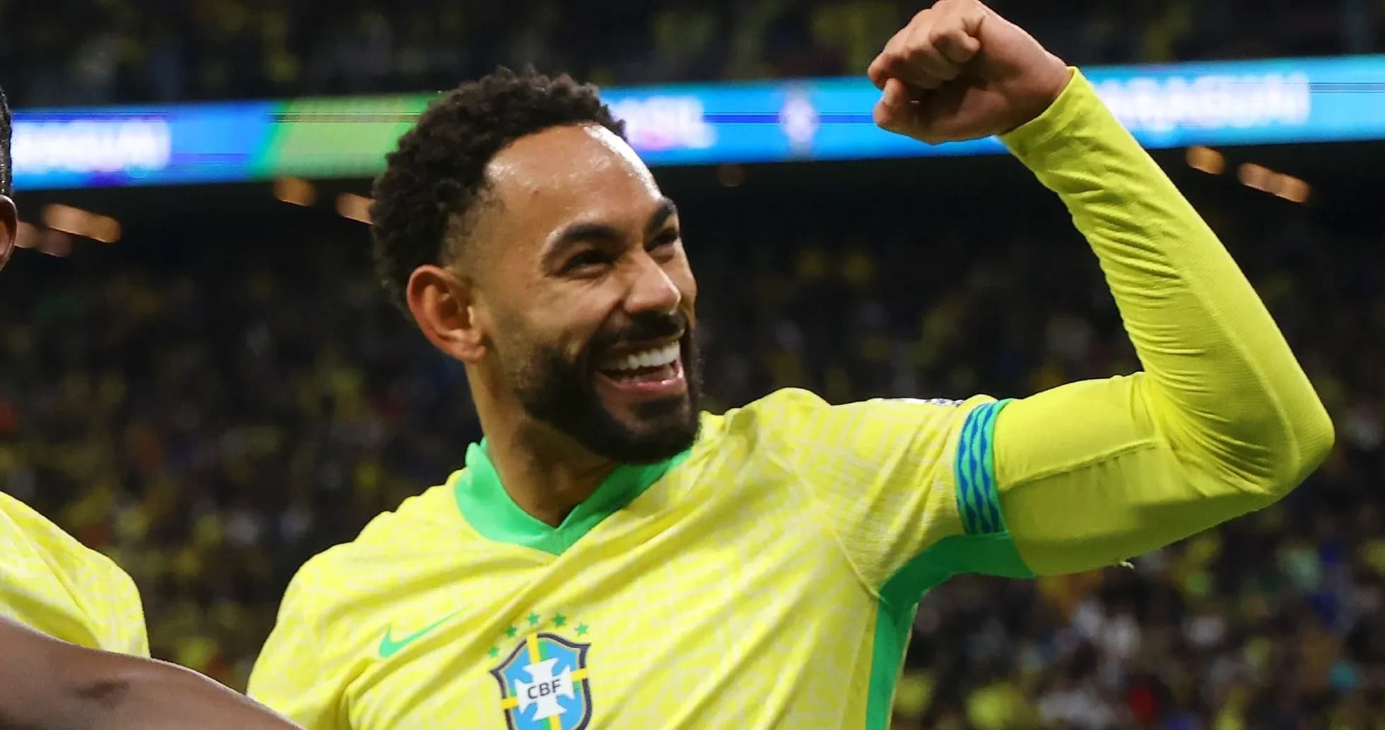 Joueur brésilien célébrant avec le poing levé