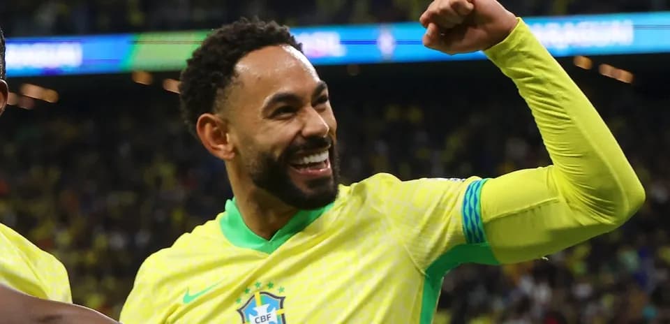 Joueur brésilien célébrant avec le poing levé