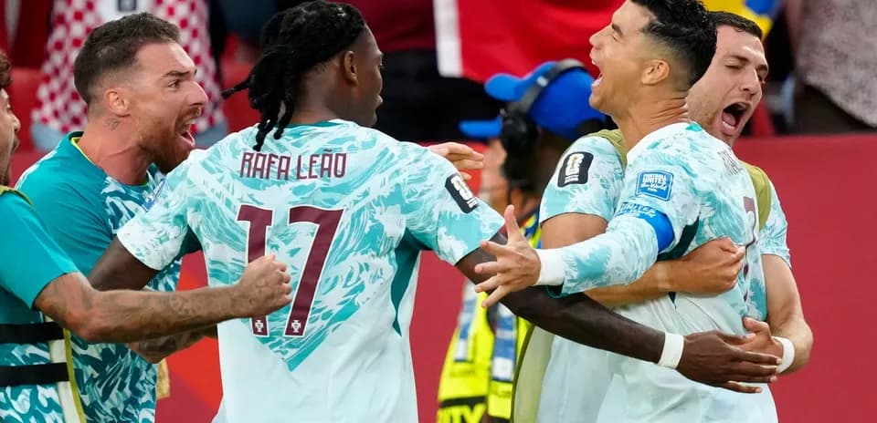 Joueurs portugais célébrant un but