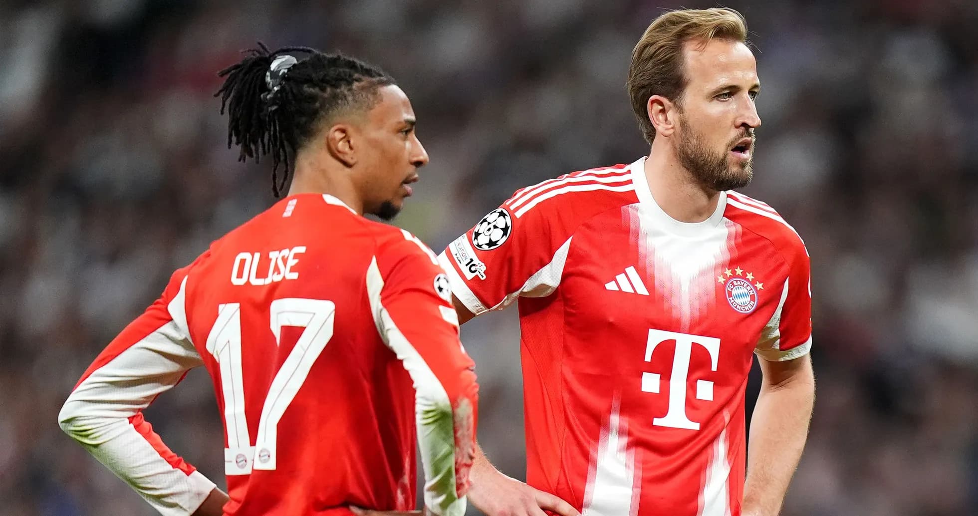Deux joueurs de Bayern Munich discutant sur le terrain