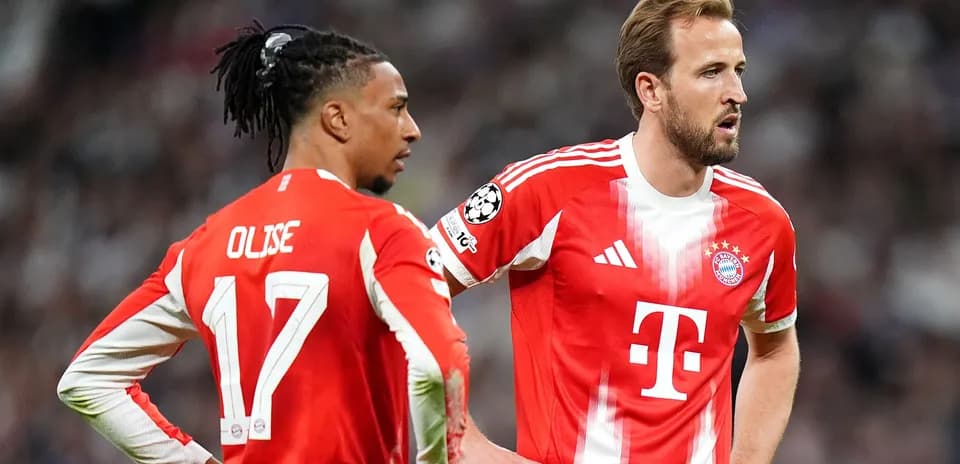 Deux joueurs de Bayern Munich discutant sur le terrain
