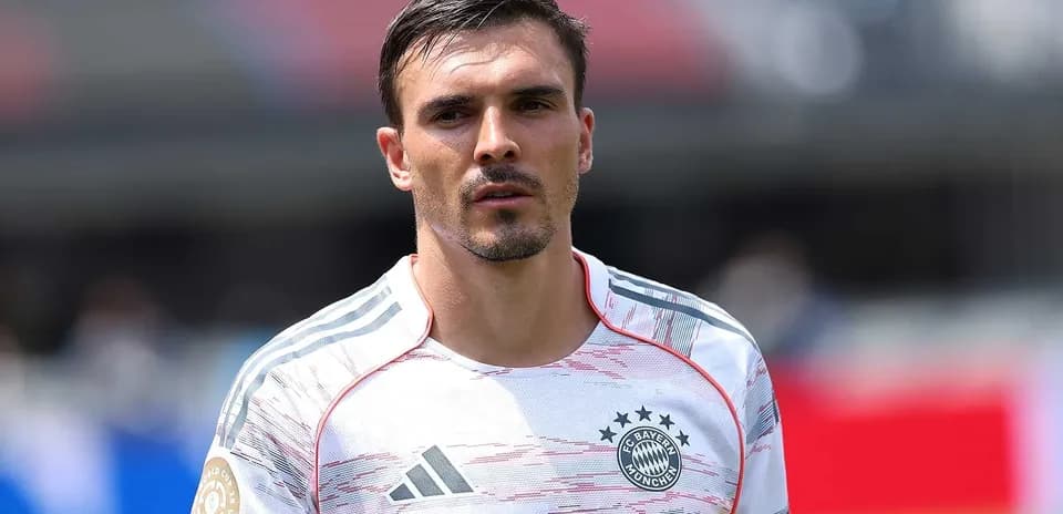 Joueur de football en maillot du Bayern Munich
