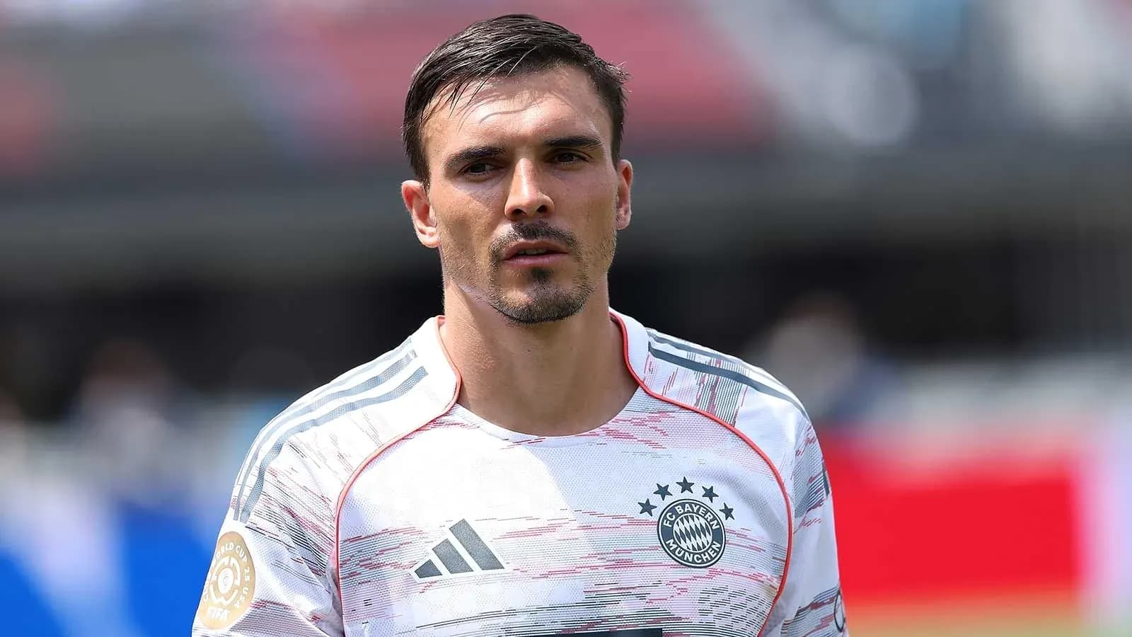 Joueur de football en maillot du Bayern Munich
