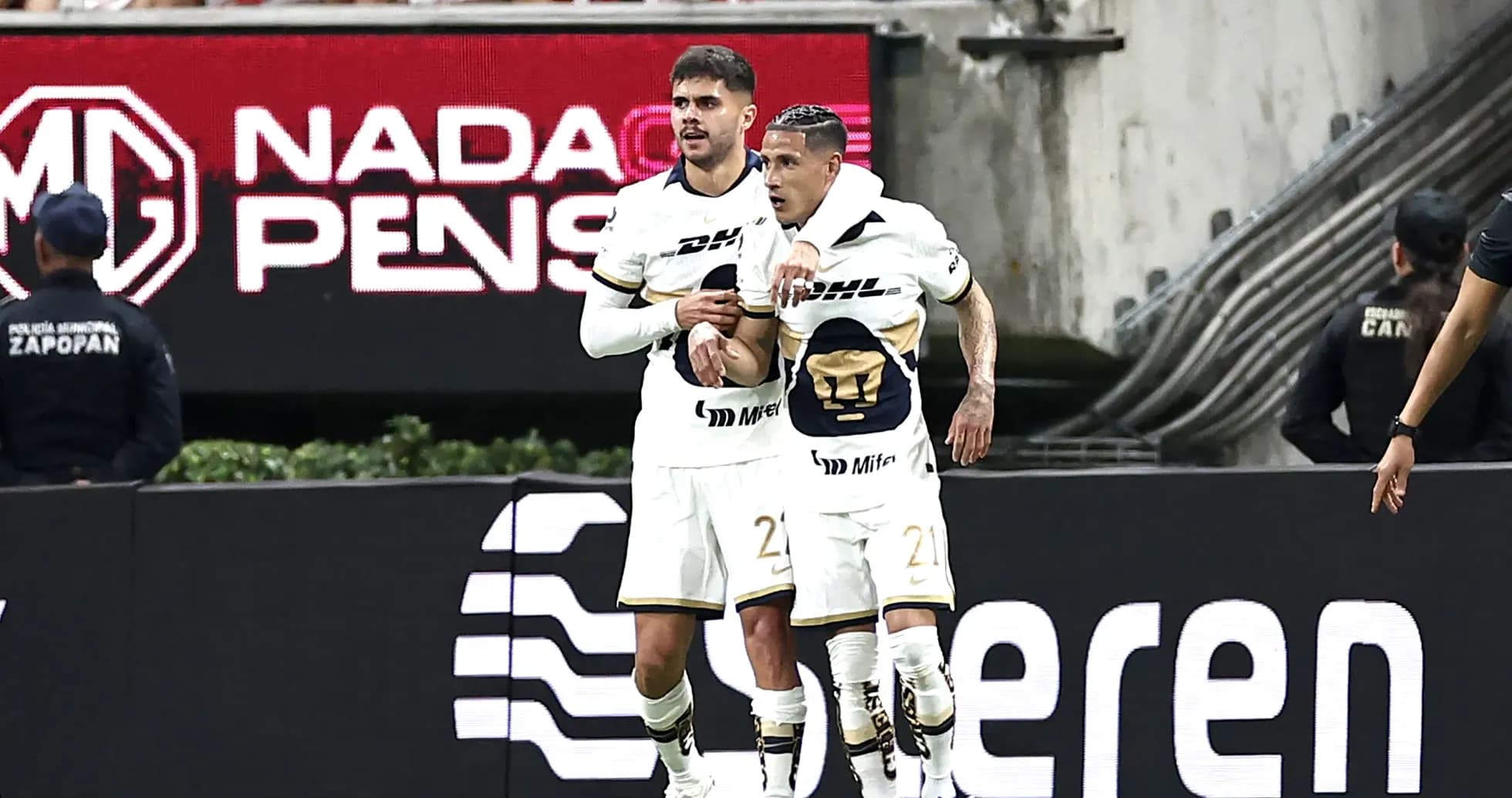 Joueurs de Pumas célébrant un but
