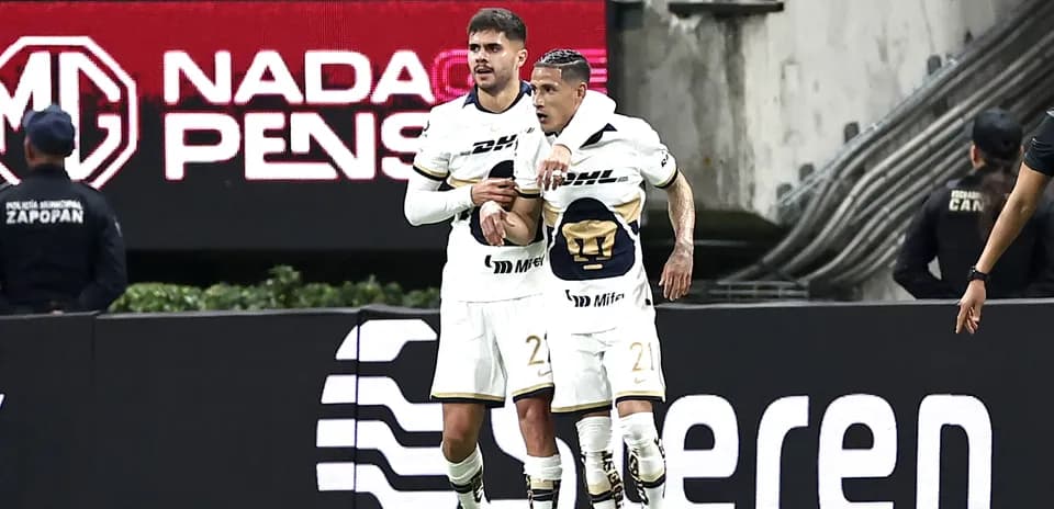 Joueurs de Pumas célébrant un but