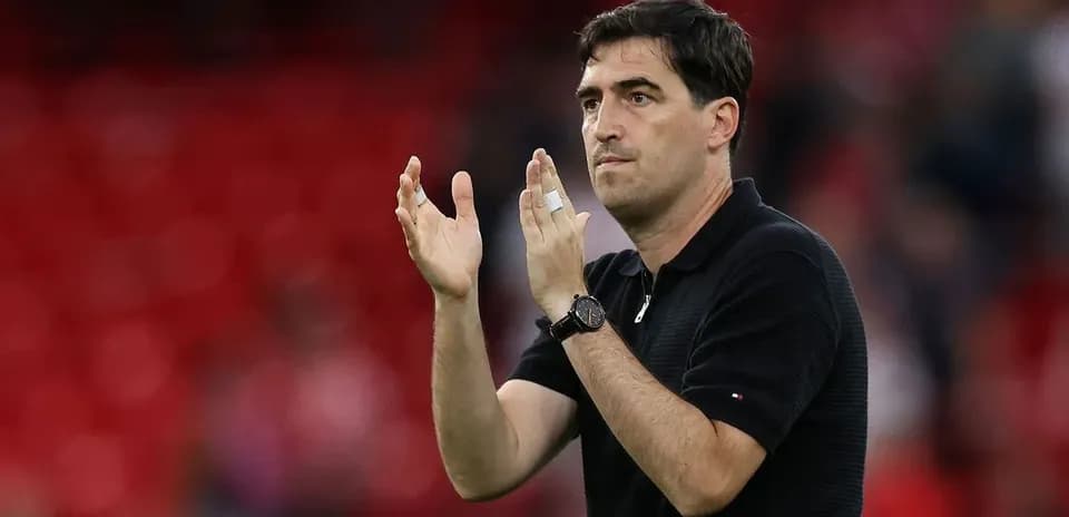 Entraîneur applaudit lors d'un match de football