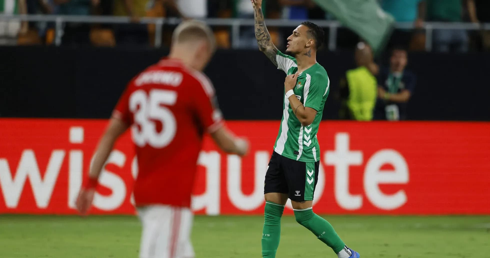 Joueur de Real Betis célébrant un but