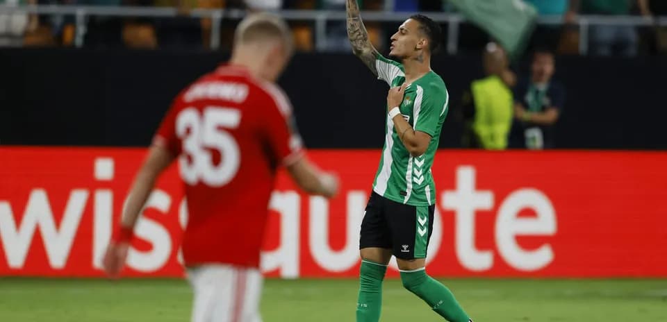 Joueur de Real Betis célébrant un but
