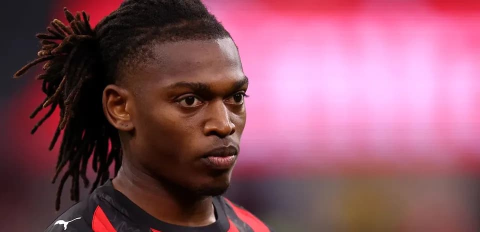 Joueur avec des dreadlocks en tenue de football