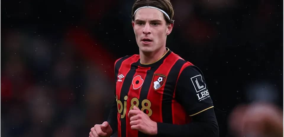 Joueur d'AFC Bournemouth en maillot rouge et noir