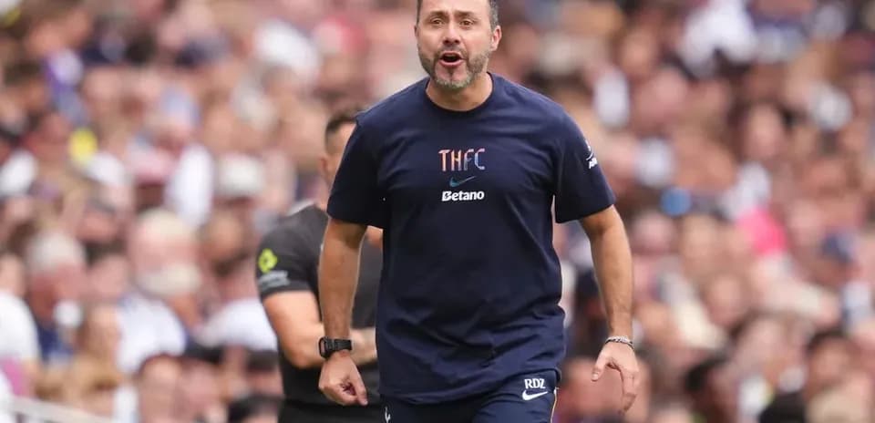Entraîneur de Tottenham donnant des instructions sur le terrain