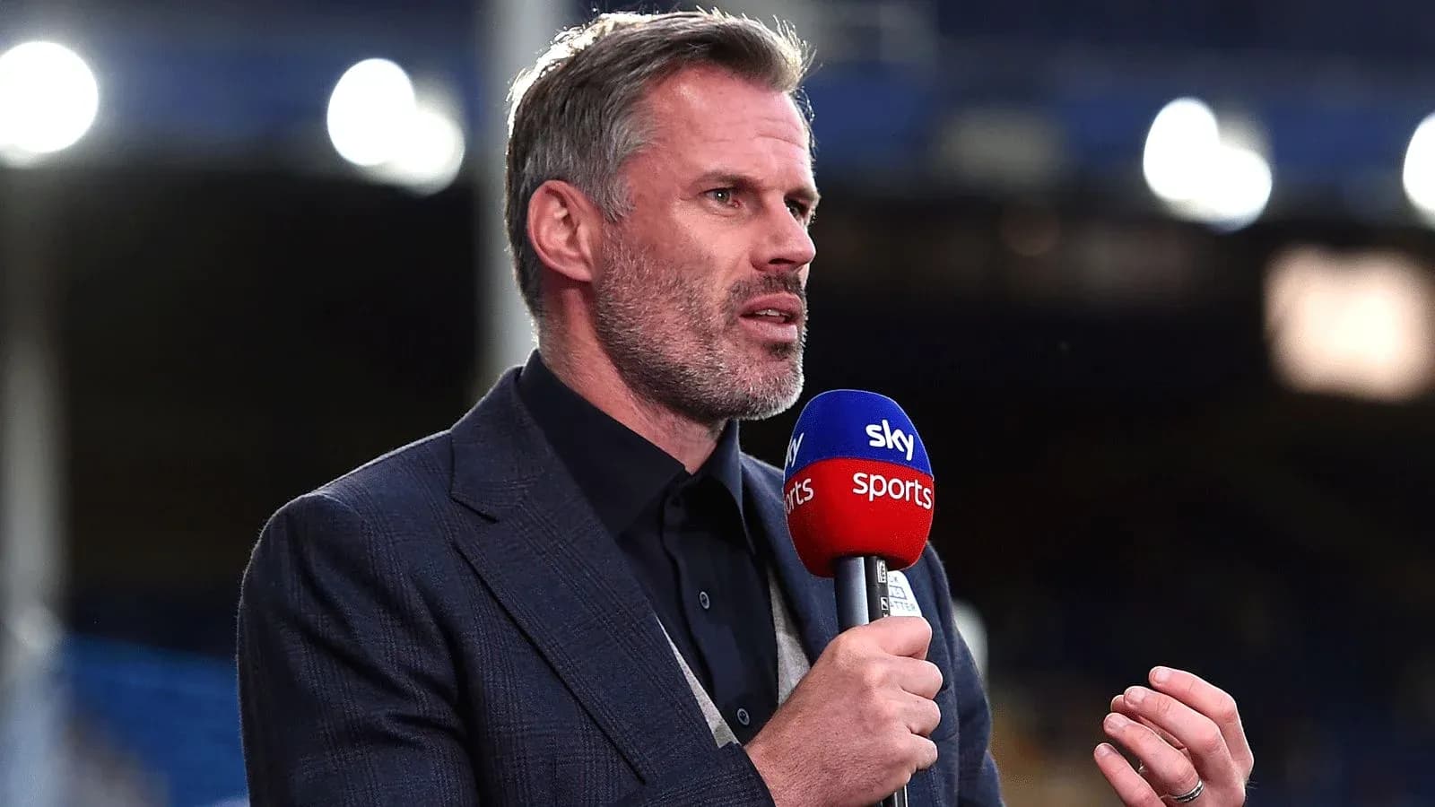 Commentateur parlant avec microphone Sky Sports
