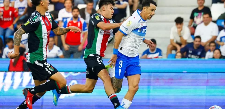 Joueurs de Palestino et U. Catolica en action