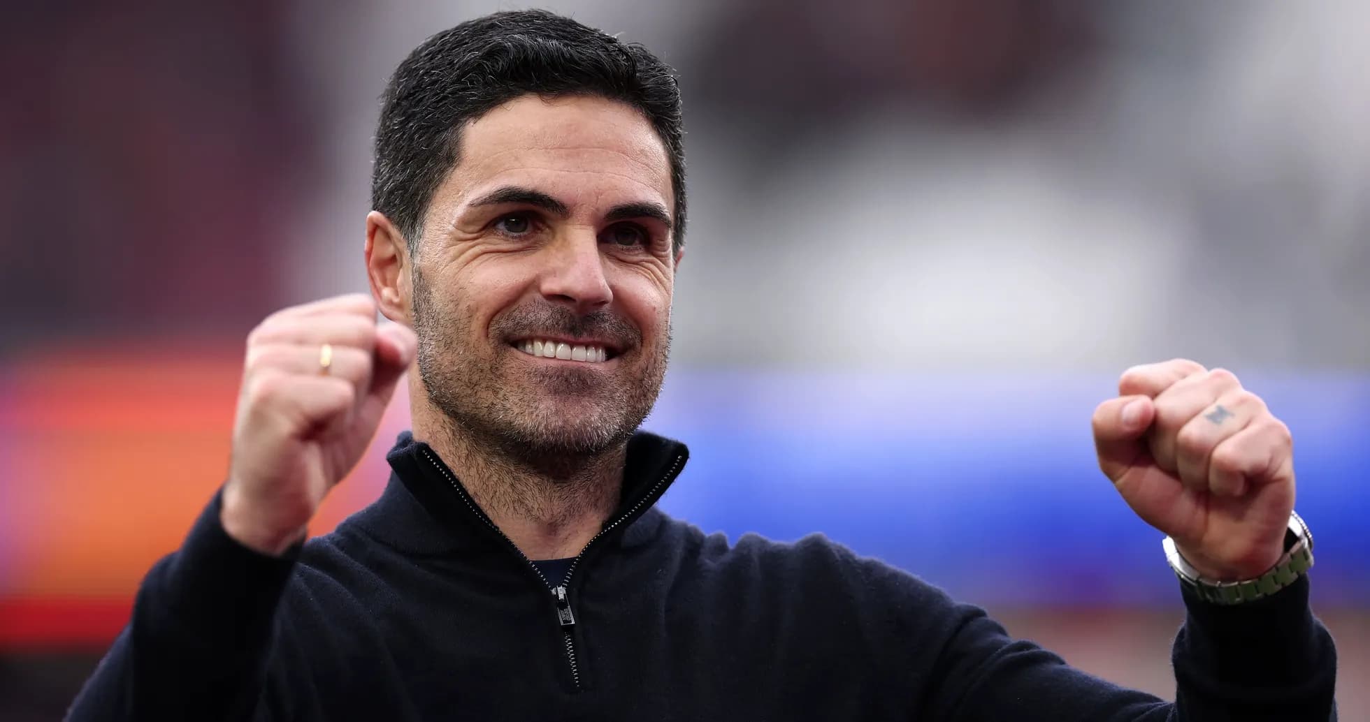 Entraîneur souriant levant le poing en signe de victoire