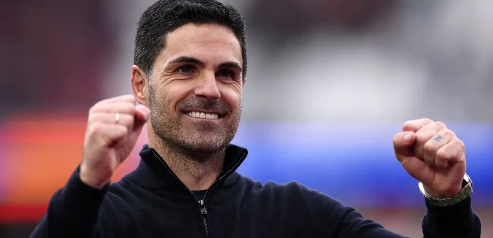 Entraîneur souriant levant le poing en signe de victoire