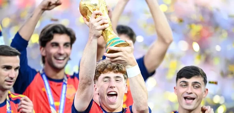 Joueur espagnol levant le trophée de la Coupe du Monde