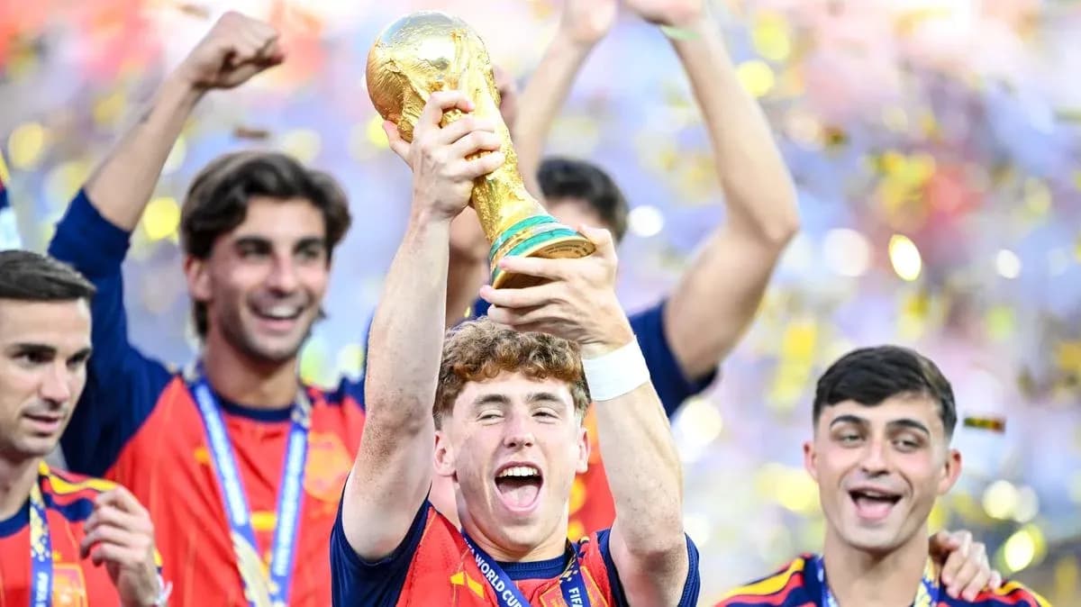 Joueur espagnol levant le trophée de la Coupe du Monde