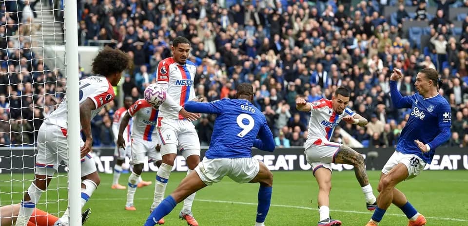 Action de match entre Crystal Palace et Everton