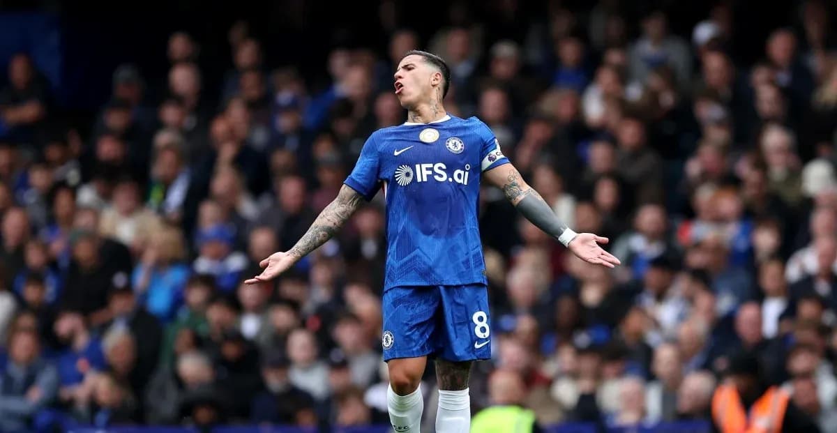 Joueur de Chelsea célébrant devant les supporters