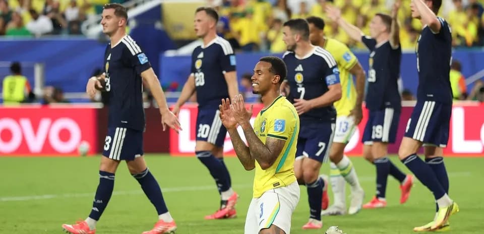 Joueur brésilien à genoux pendant un match