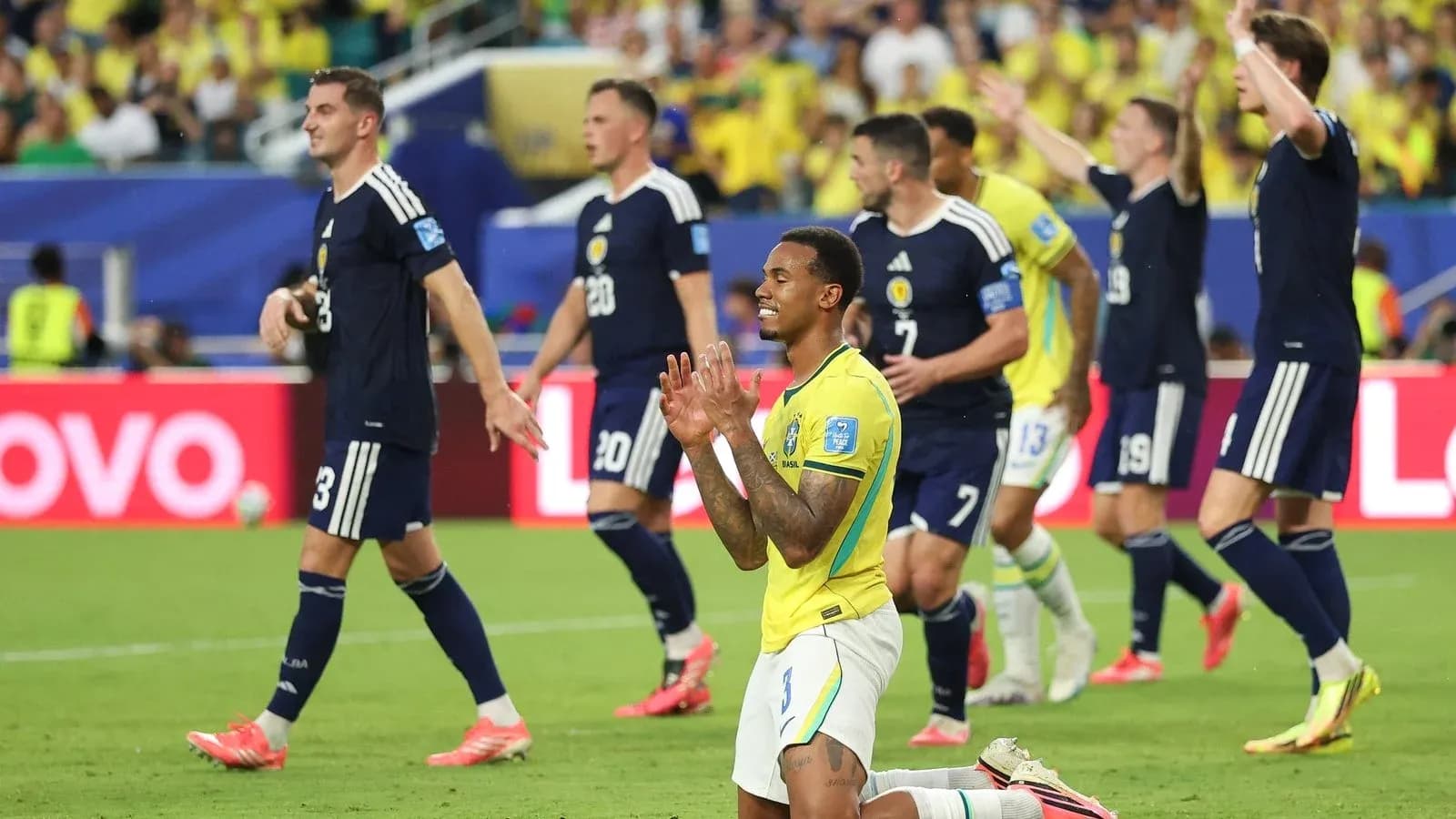 Joueur brésilien à genoux pendant un match