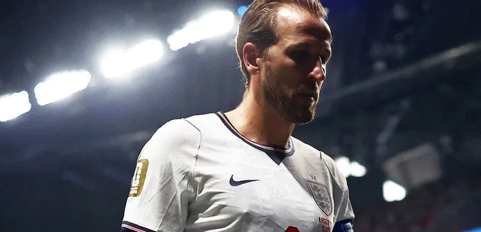 Joueur de l'Angleterre quittant le terrain après le match