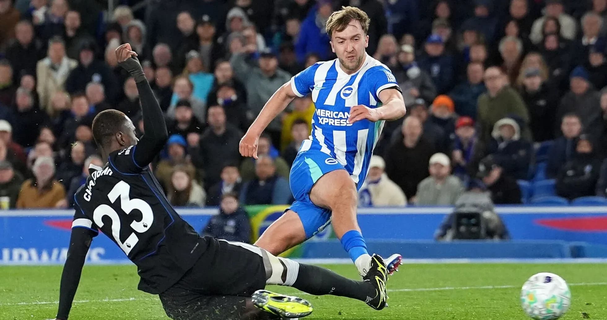 Un joueur de Brighton dribble un adversaire