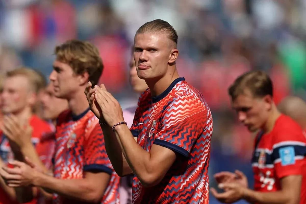 Joueurs norvégiens applaudissant avant le match