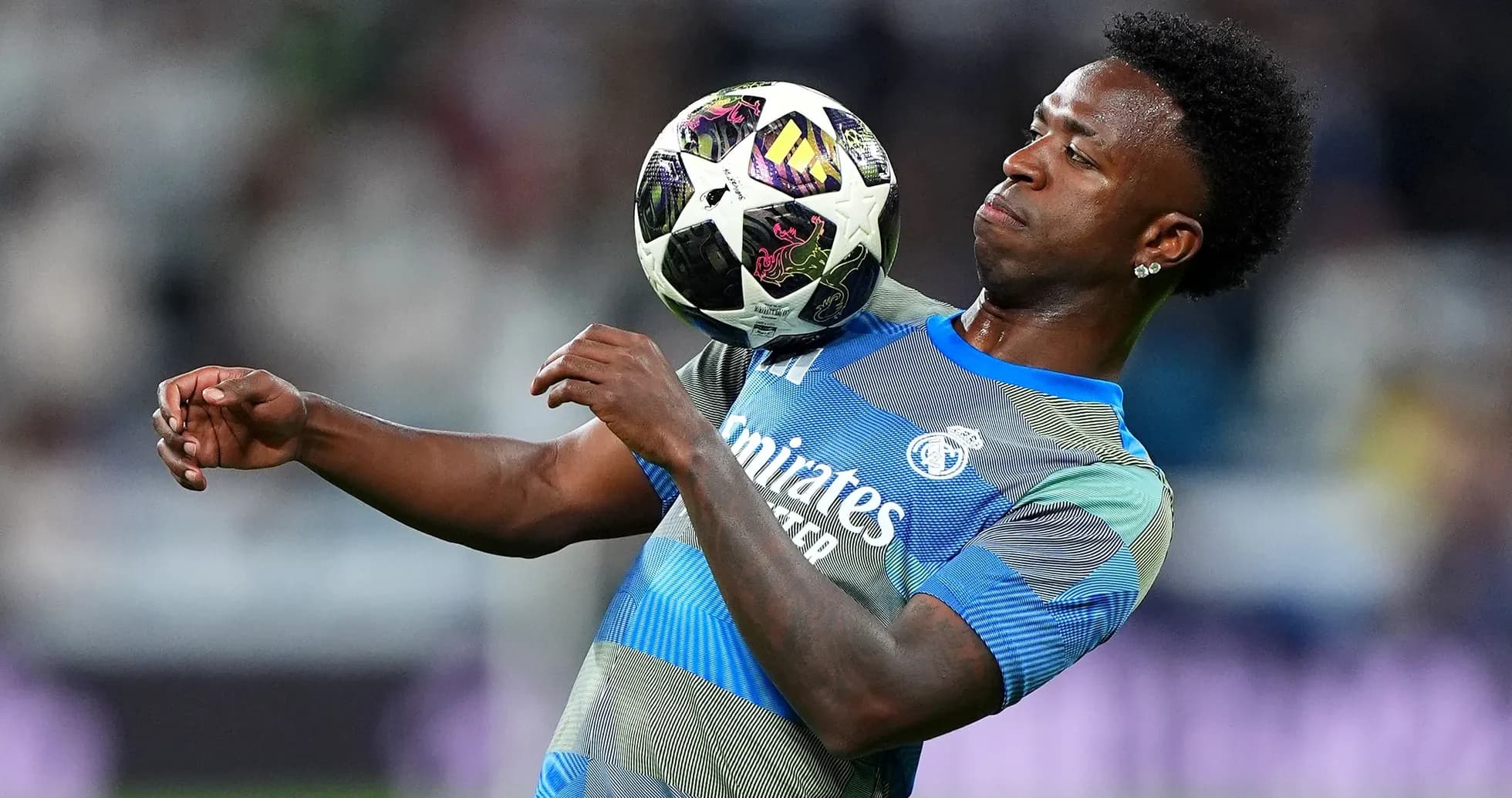 Joueur du Real Madrid contrôlant le ballon avant un match